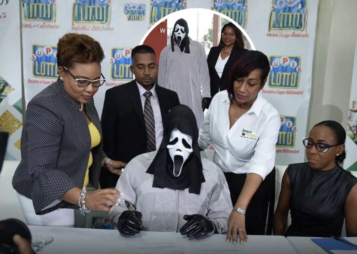 MediavraiFR's tweet image. 🎭💰 INSOLITE – Un gagnant du LOTO récupère son jackpot déguisé en « Scream » afin que ses amis et sa famille ne le reconnaissent pas.