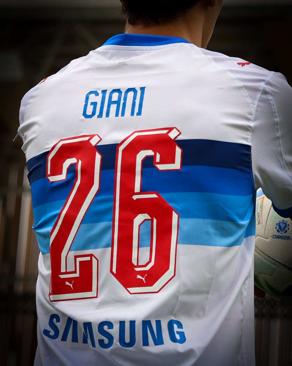 Me llama la atención de la nueva camiseta que a pesar de que claramente la tela es tecnología ultraweave, en la parte inferior derecha dice drycell. Pero bueno que importa. Al fin y al cabo lo relevante es que es de calidad.