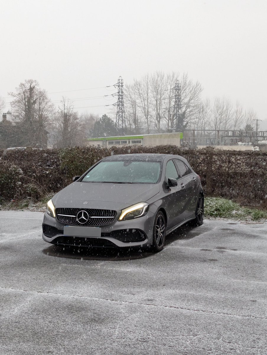 QasimTechhh's tweet image. Premier jour à la salle, je sors, il neige et je retrouve ma voiture comme ça 🙂‍↔️❄️