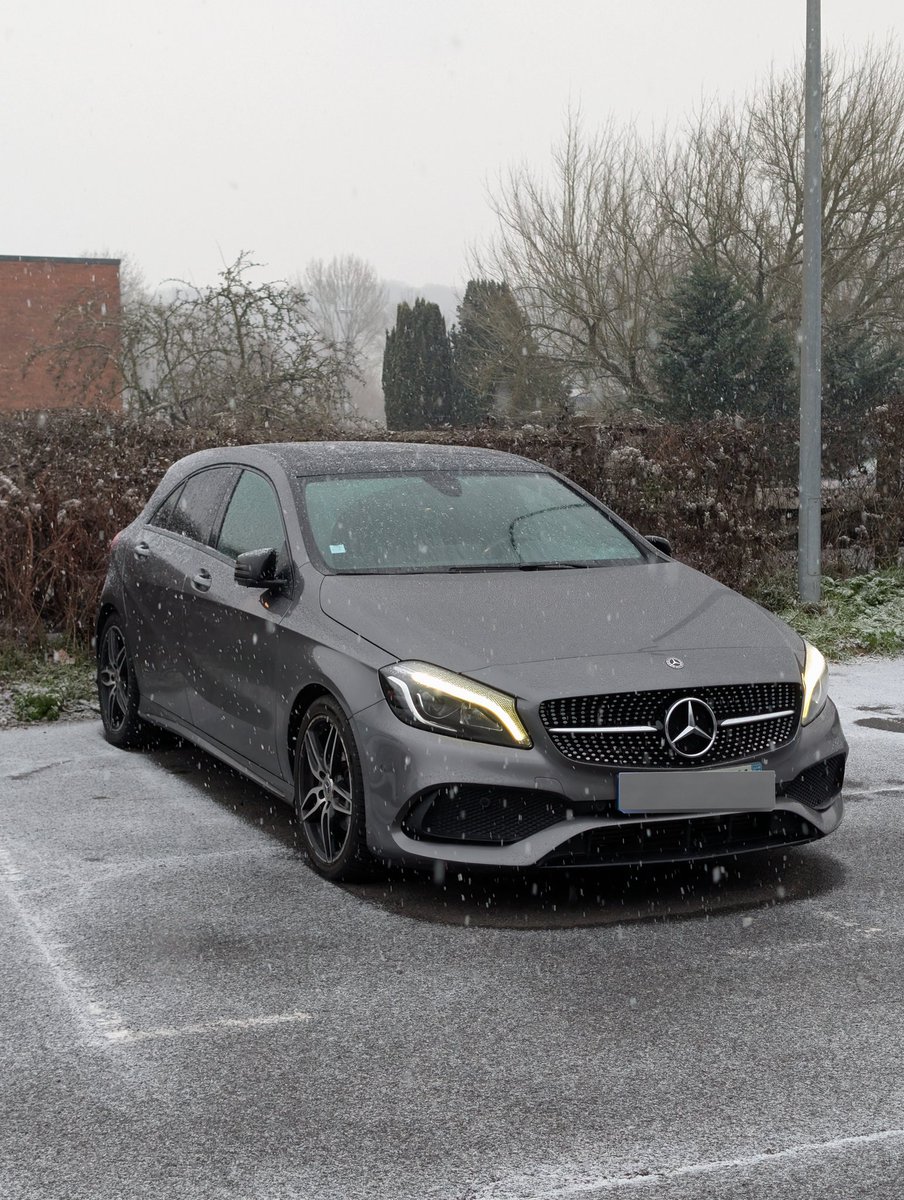 QasimTechhh's tweet image. Premier jour à la salle, je sors, il neige et je retrouve ma voiture comme ça 🙂‍↔️❄️