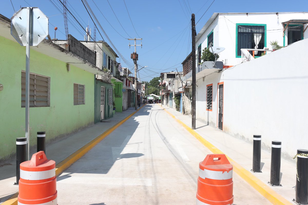 Avanzamos con los trabajos de reconstrucción de los andadores Maquilador y Zapatero, en la colonia Indeco, aquí en #Centro, con pavimento de concreto hidráulico, nuevas banquetas y la rehabilitación de las redes de agua potable y drenaje. 🚧🤝

En compañía de la alcaldesa