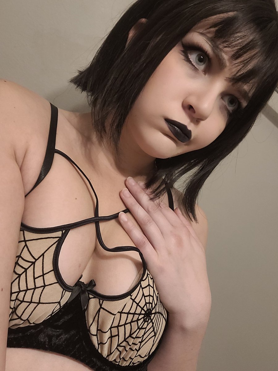 Smoll titty goth gf >>>>