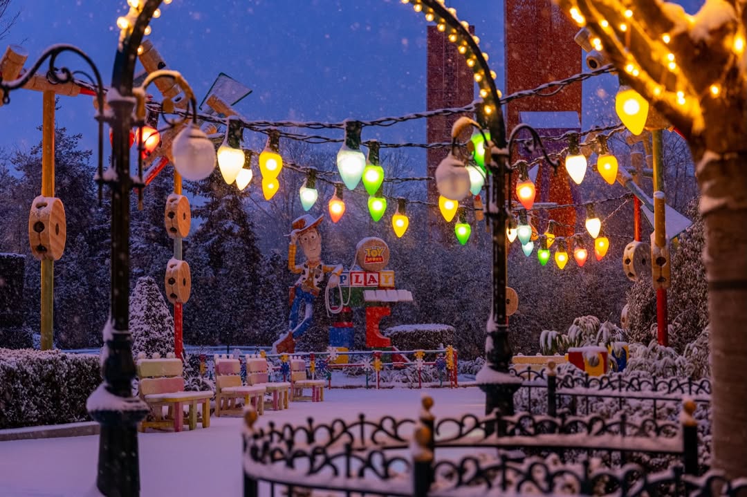 DrewDisneyDude's tweet photo. World of Frozen and Disney Adventure World are covered in snow at Disneyland Paris. Wow. 😍

📸: @DisneyParks https://t.co/mwSkNGiNpp