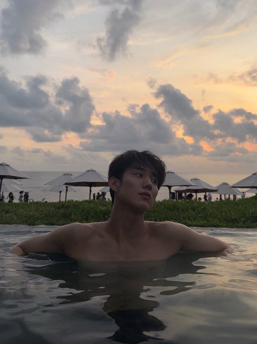 phoenixwright's tweet image. this grindr photo…. he wants to be topped so bad 😭😭😭😭