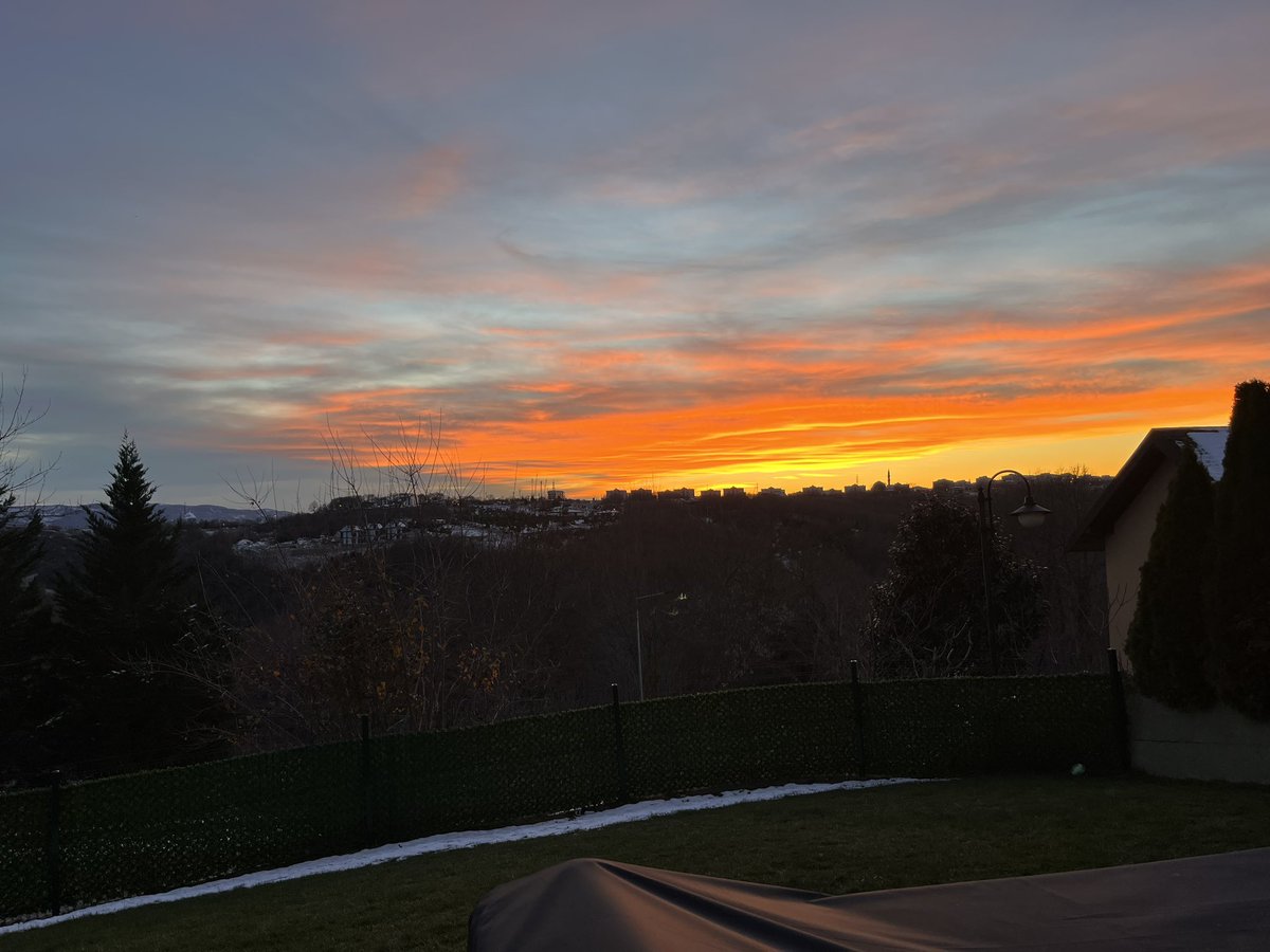 thepunsofus's tweet image. Bir süredir yokum çünkü yeni yıl inzivası yaptım sosyal medyasız. İyi geldi bu sürede bol bol lego yaptım ve evde vakit geçirdim. Umarım 2026 başladığı gibi geçer ne diyeyim