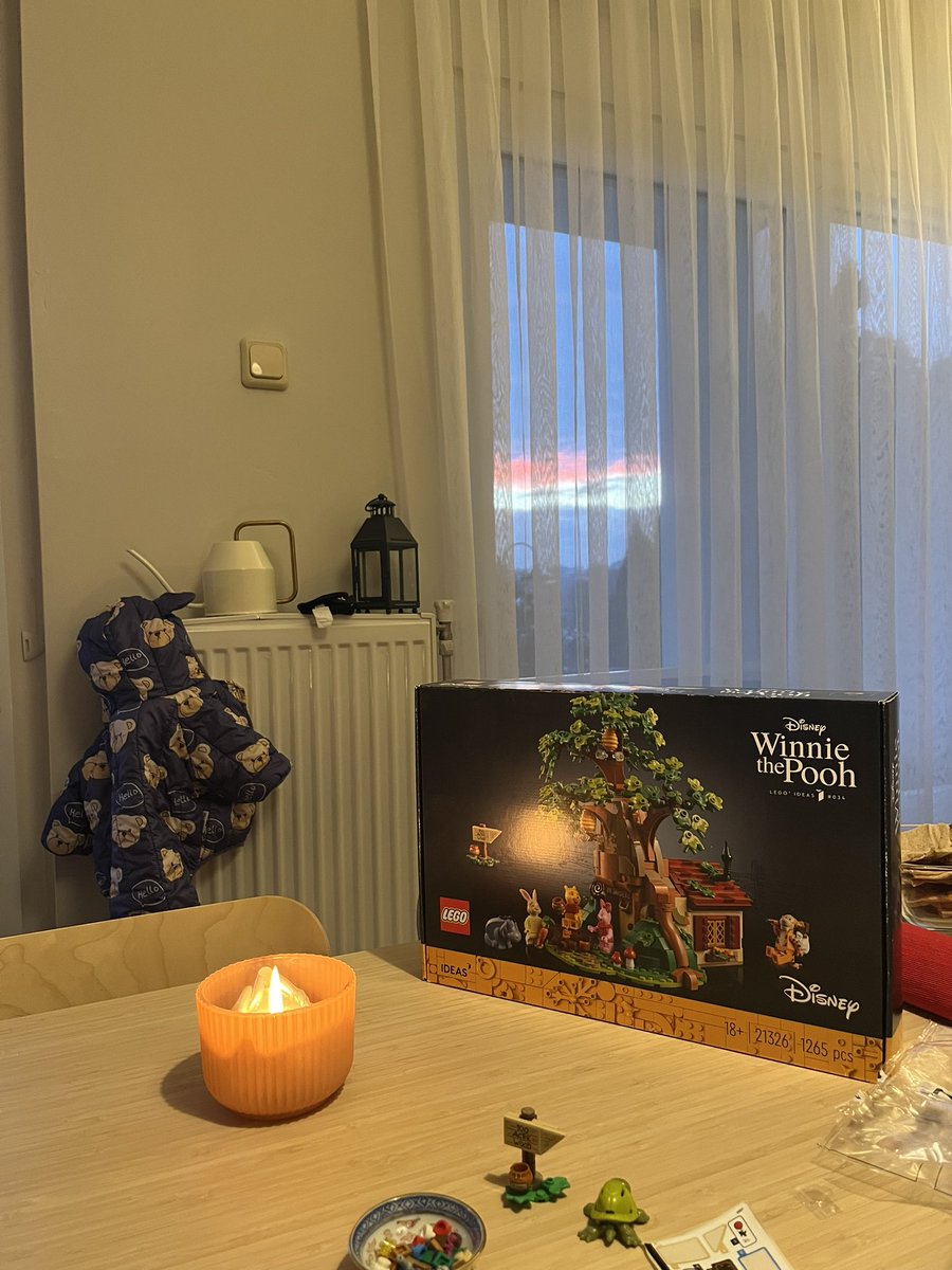 thepunsofus's tweet image. Bir süredir yokum çünkü yeni yıl inzivası yaptım sosyal medyasız. İyi geldi bu sürede bol bol lego yaptım ve evde vakit geçirdim. Umarım 2026 başladığı gibi geçer ne diyeyim