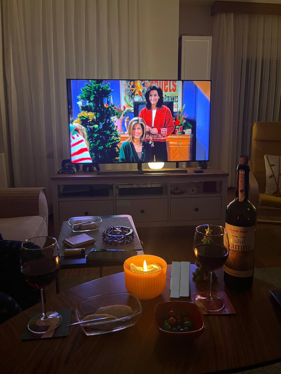 thepunsofus's tweet image. Bir süredir yokum çünkü yeni yıl inzivası yaptım sosyal medyasız. İyi geldi bu sürede bol bol lego yaptım ve evde vakit geçirdim. Umarım 2026 başladığı gibi geçer ne diyeyim