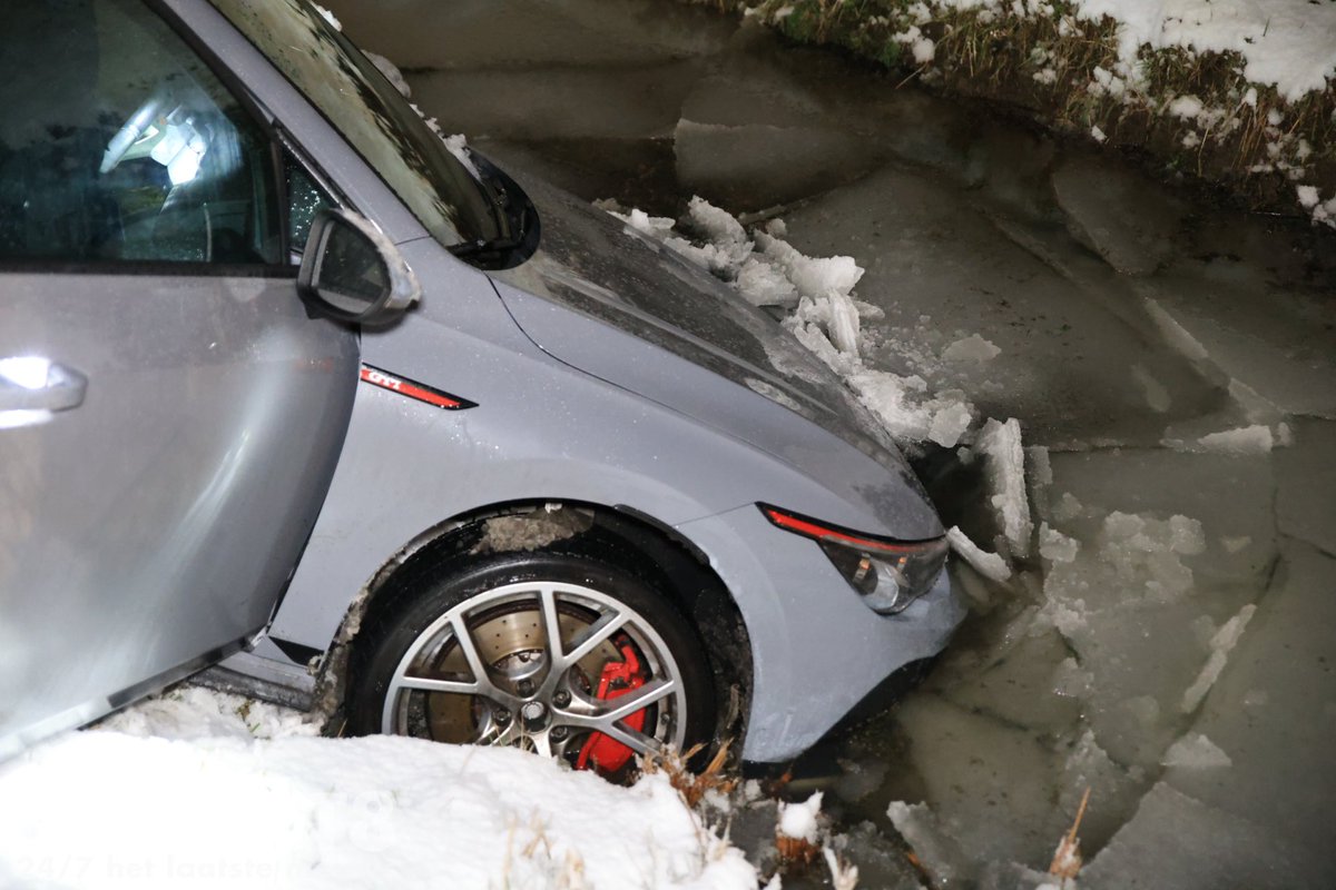 RedactieD8's tweet image. Langs de #Rijksstraatweg in #Delfgauw is een automobilist met zijn auto deels te water geraakt. Na controle werden in de auto twee messen, ballonnen en een lachgascilinder aangetroffen. De bestuurder weigerde een drugstest en is aangehouden.