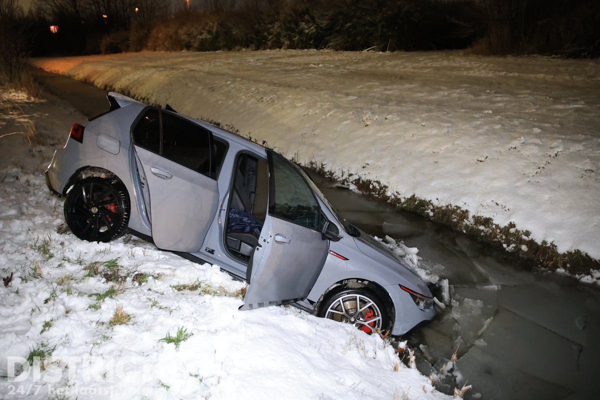 Automobilist deels te water langs Rijksstraatweg in Delfgauw aangehouden