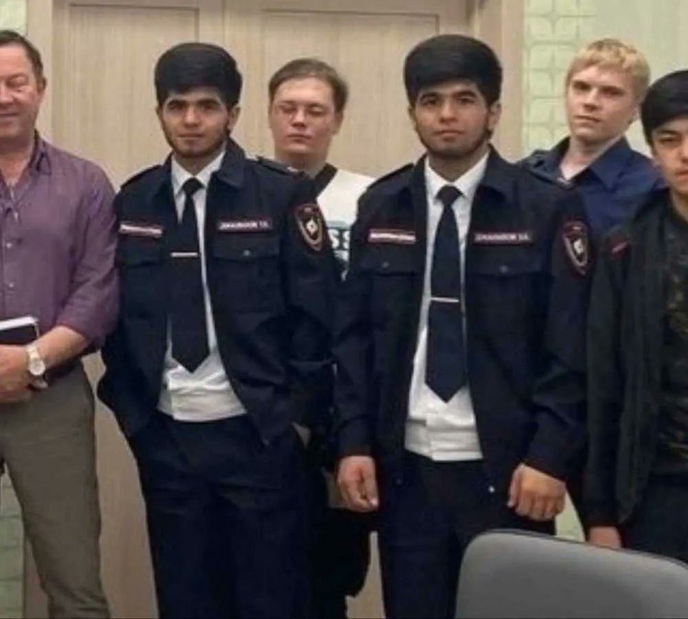 Почему никто не вспоминает, что они давно уже в силовых ведомствах и различных структурах власти?)))
P.S. а который на фото, уже присел за убийство, надолго... Странно, гражданин Таджикистана тоже... Может совпадение?