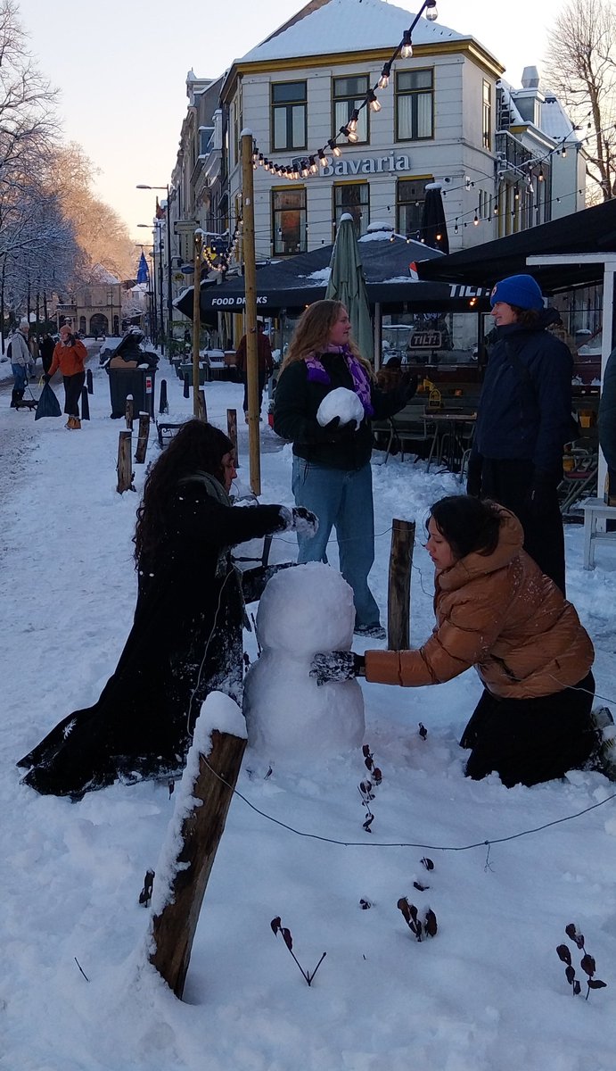 _Michje's tweet photo. De Utrechtse sneeuwpop extravaganza.☃️⛄️ Hier zijn 16 sneeuwpoppen die ik heb gespot tijdens een wandelingetje langs de singel. #sneeuwpret #Winter #sneeuw #Utrecht #winterwonderland #snow #domstad  1/4 https://t.co/u3IogsKE52