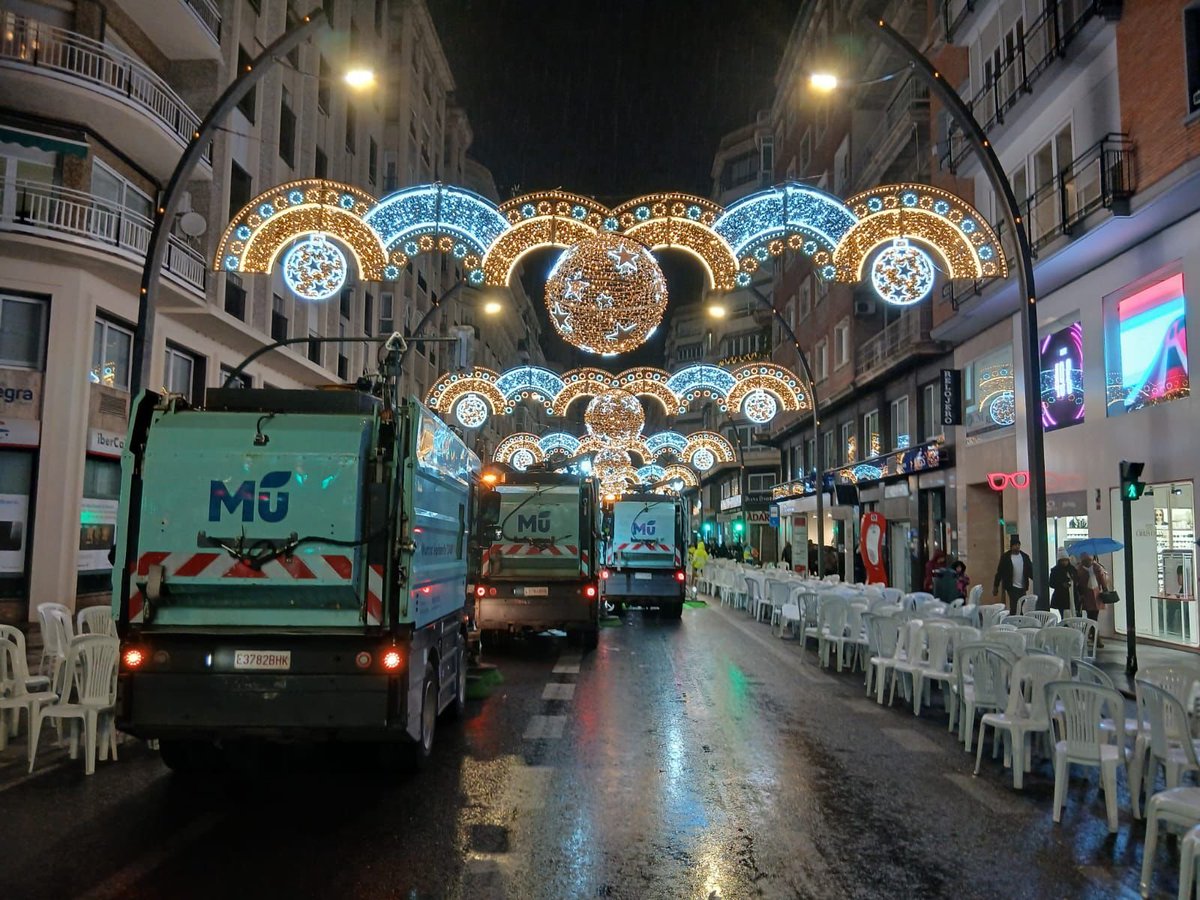 mucsostenible's tweet photo. Tras la Cabalgata de Reyes, nuestros equipos de limpieza actúan para retirar residuos y devolver la normalidad al municipio de Murcia.

Un trabajo esencial para que la ciudad despierte limpia tras la magia. 💚♻️

#MurciaLimpia #MurciaSostenible #PreZero https://t.co/pYgkQx9ZTJ