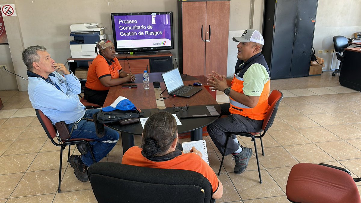 Riesgos_Ec's tweet photo. 📍 #ElOro 
#Machala
La Secretaría Nacional de Gestión de Riesgos capacitó al personal del Voluntariado de Protección Civil #ElOro en los lineamientos para la conformación de los Comités Comunitarios de Gestión de Riesgos, fortaleciendo el trabajo comunitario y el apoyo a los sectores más vulnerables de la provincia. 🤝🏽🚨