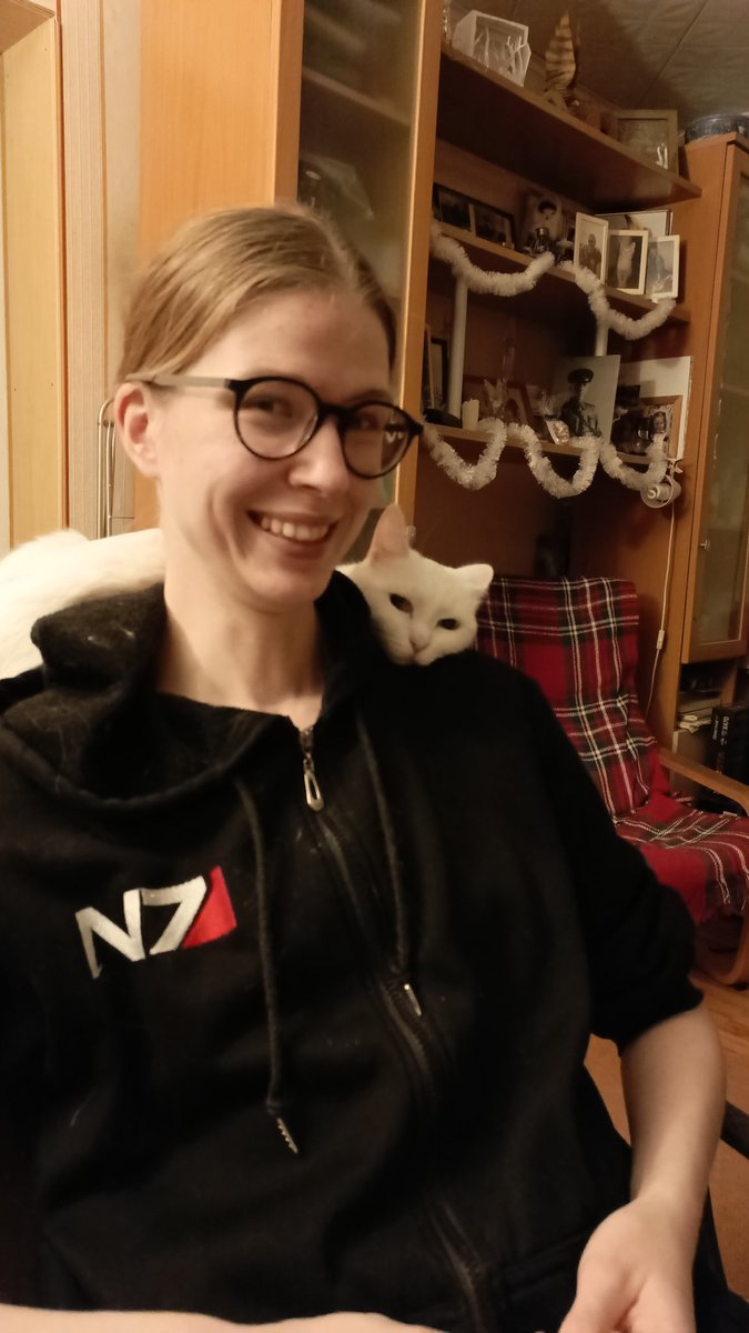 Он запрыгнул на спинку стула (это норма), улегся на этих несчастных трёх сантиметрах И ПОЛОЖИЛ ГОЛОВУ МНЕ НА ПЛЕЧО