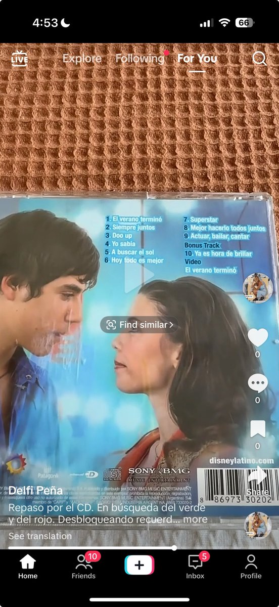 awwwgus's tweet image. lloro que delfi de hsm el desafío está mostrando su copia del cd y tiene restos de palubis