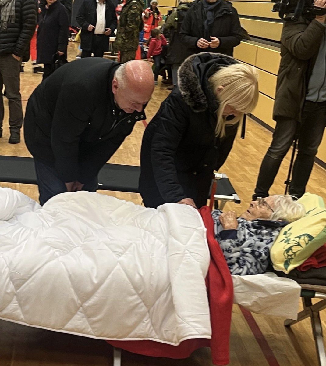 „Guten Tag. Wir müssen Ihnen da noch 140 Euro für den Krankentransport berechnen.
Zahlen Sie bar oder mit Karte?“