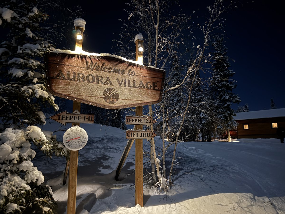 冬イエローナイフのオーロラ鑑賞！❄️ マイナス37度の世界 ❄️
温度計を見て、思わず二度見。
…はい、ちゃんと寒いです😂

でもご安心ください。
オーロラビレッジでは暖かいティーピーで待機しながら、無理のないオーロラ鑑賞ができます!

外に出ると夜空いっぱいに広がるオーロラ。
