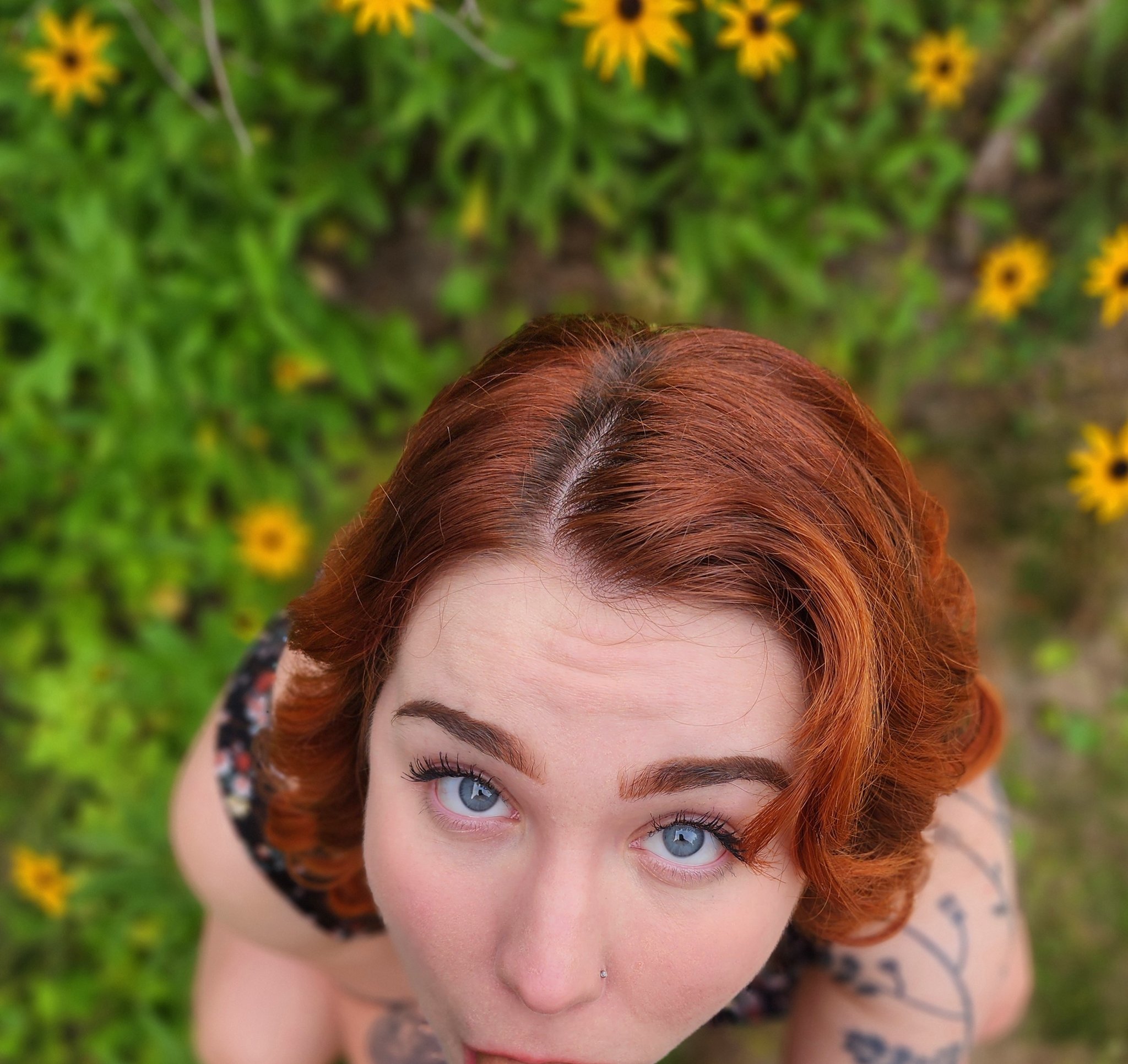 can we admire how pretty my eyes are next to summer flowers? https://t.co/mffKuGZJRC