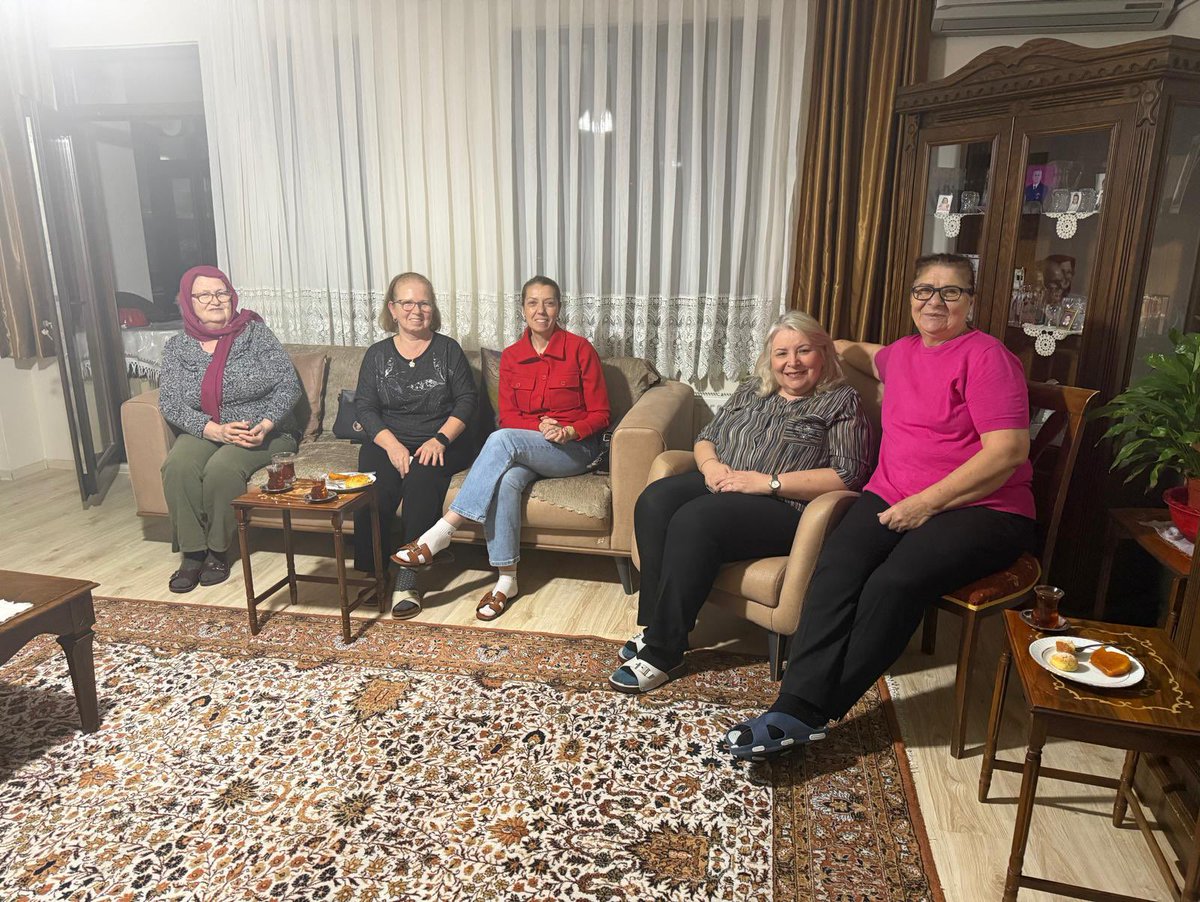 Genel Merkez Kadın Çalışmaları Başkanlığımız tarafından başlatılan “Kadının Sesi – Mahalleli Bizimle” saha çalışmaları kapsamında, Genel Merkez Kadın Çalışmaları Başkan Yardımcımız Gamze Durmaz Hanım  ev ziyareti gerçekleştirdi.

Ziyaretlerimizde kadınların ve ailelerin