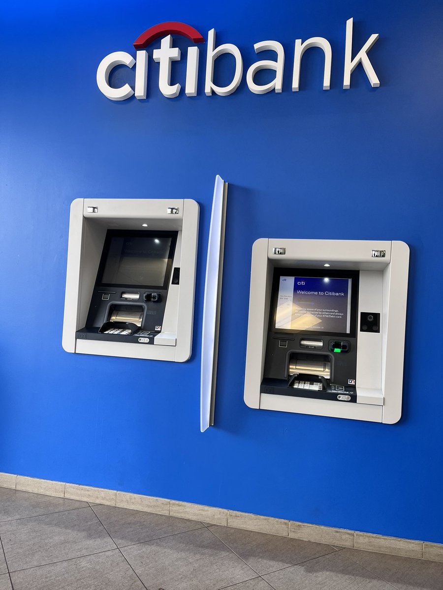 _atWheel's tweet photo. 車椅子利用者の視点に合わせた🇺🇸ATM
高さと画面の角度も配慮されてて無理なく現金を引き出せた💸 https://t.co/HbYloltuWg