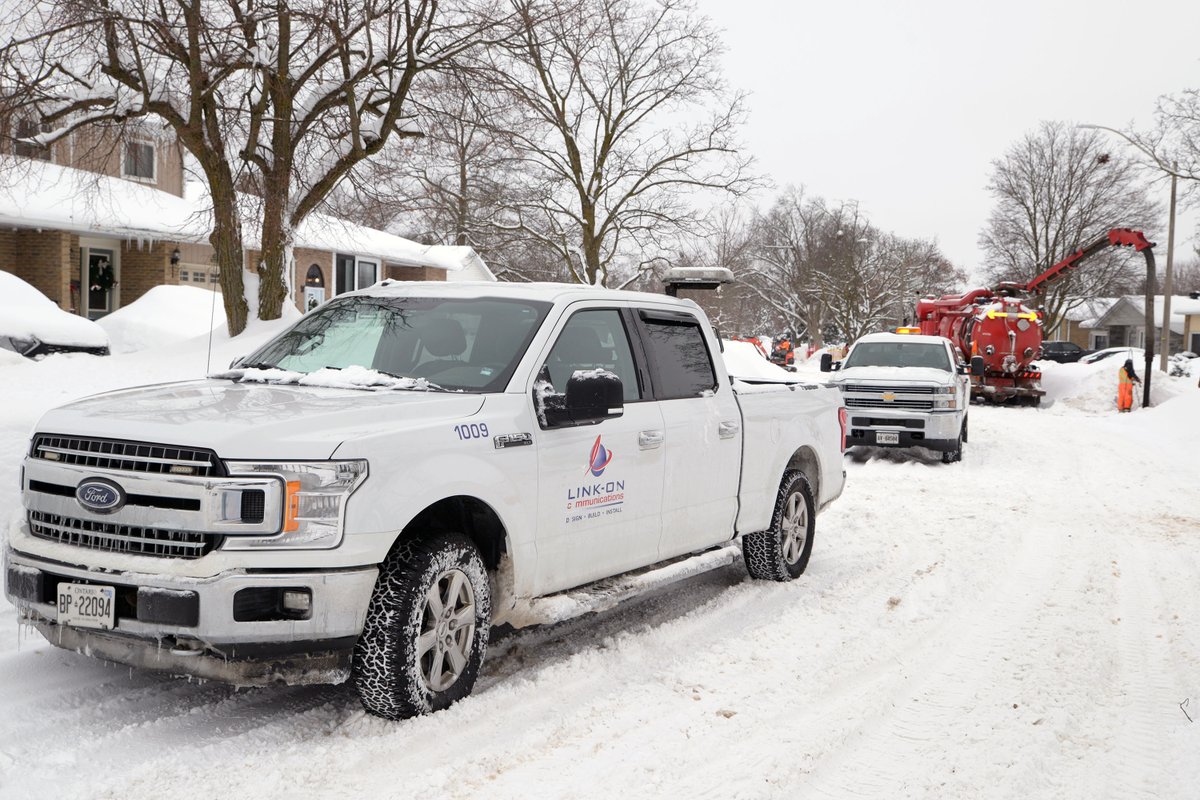 4pix4pics's tweet photo. @cityofbarrie Please tell me that the Link-On Communications workers currently making a mess of my street by caving snowbanks into the street and on to the sidewalk are required to clean up the mess they've made. https://t.co/EXdVSrwfkC