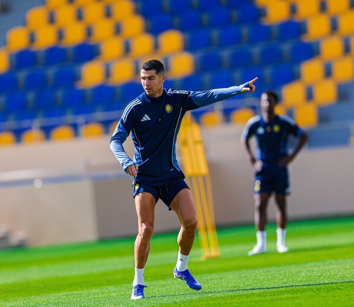 🚨 𝗡𝗜𝗞𝗘 : 𝗖𝗥𝗜𝗦𝗧𝗜𝗔𝗡𝗢 𝗥𝗢𝗡𝗔𝗟𝗗𝗢 🇵🇹

Le GOAT a été aperçu aujourd’hui à l’entraînement avec la dernière génération de crampons Nike. 🔥👟