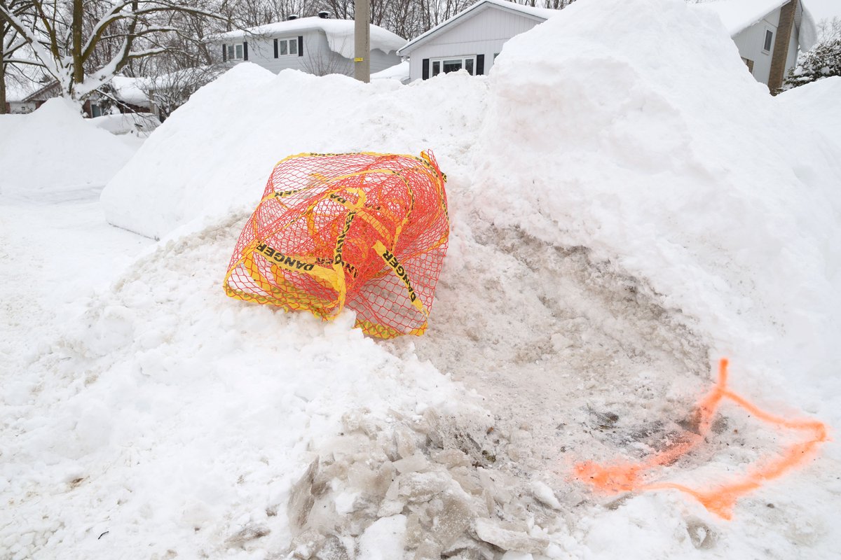 4pix4pics's tweet photo. @cityofbarrie Please tell me that the Link-On Communications workers currently making a mess of my street by caving snowbanks into the street and on to the sidewalk are required to clean up the mess they've made. https://t.co/EXdVSrwfkC