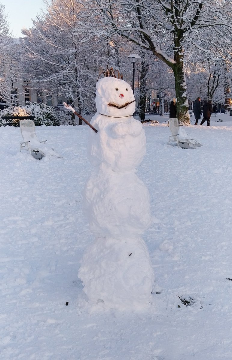 _Michje's tweet photo. De Utrechtse sneeuwpop extravaganza.☃️⛄️ Hier zijn 16 sneeuwpoppen die ik heb gespot tijdens een wandelingetje langs de singel. #sneeuwpret #Winter #sneeuw #Utrecht #winterwonderland #snow #domstad  3/4 https://t.co/BDKNLqKEk0