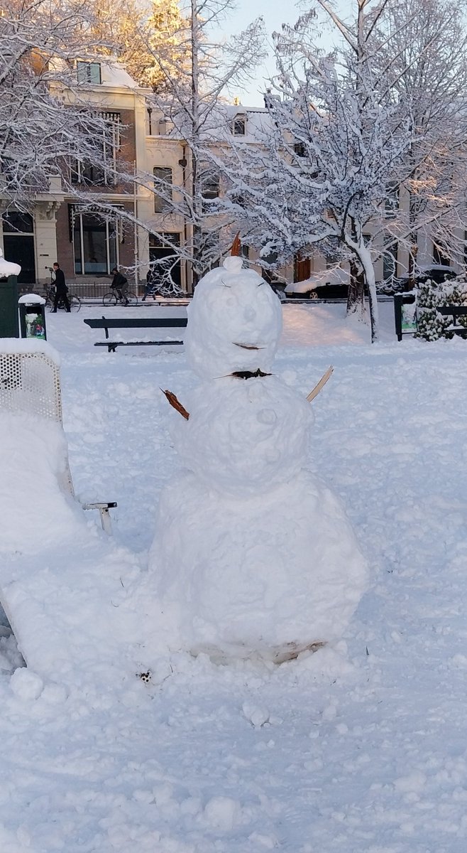 _Michje's tweet photo. De Utrechtse sneeuwpop extravaganza.☃️⛄️ Hier zijn 16 sneeuwpoppen die ik heb gespot tijdens een wandelingetje langs de singel. #sneeuwpret #Winter #sneeuw #Utrecht #winterwonderland #snow #domstad  3/4 https://t.co/BDKNLqKEk0