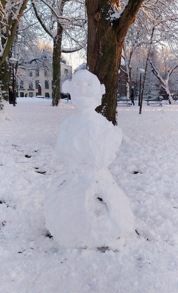 _Michje's tweet photo. De Utrechtse sneeuwpop extravaganza.☃️⛄️ Hier zijn 16 sneeuwpoppen die ik heb gespot tijdens een wandelingetje langs de singel. #sneeuwpret #Winter #sneeuw #Utrecht #winterwonderland #snow #domstad  3/4 https://t.co/BDKNLqKEk0
