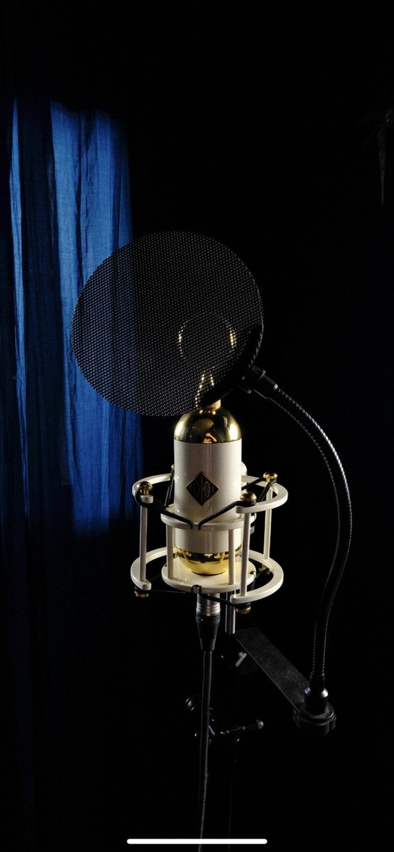 LemonBlueMusic's tweet photo. 📍LA artists &amp; vocalists!

I run Velvet Honey with my wife here on Sunset Blvd. I’m a platinum-certified engineer with 1B+ streams across projects.
(Credits: Don Toliver, Kehlani, Lykke Li, David Guetta)

If you’re an artist looking for a new creative home this year, let’s chat! https://t.co/57p018AWfQ