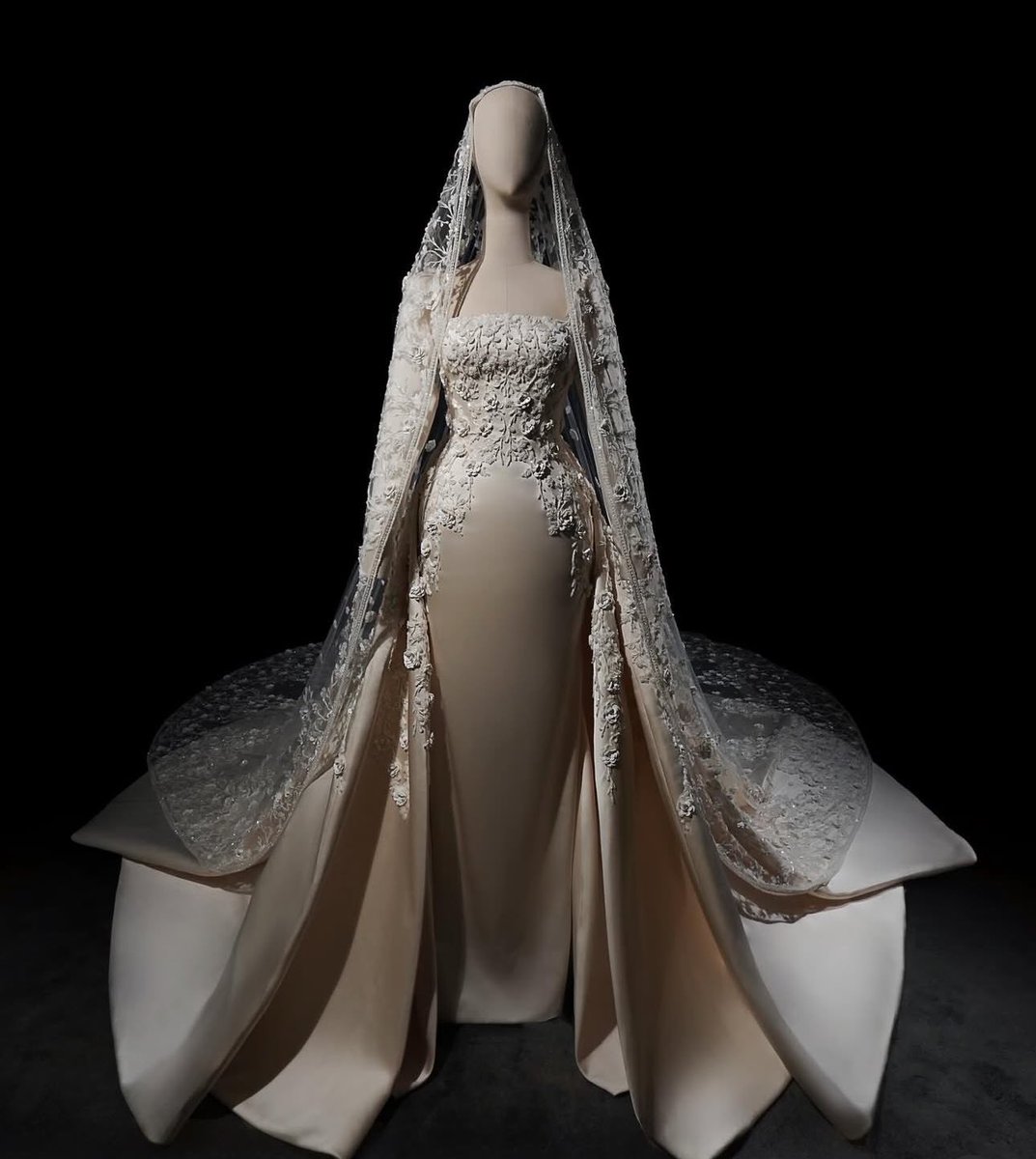 NOVA360X's tweet image. The elegant wedding dress of the Qatari bride, Shahd ✨