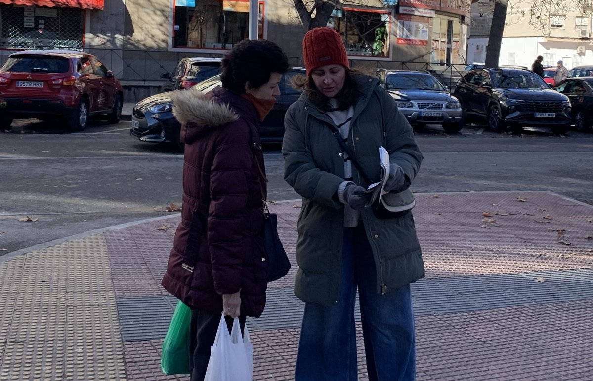 En Plaza del Barro ayudando a los vecinos a recurrir el tasazo de basuras de Judith Piquet, que va escondido en el pago del agua.

🎁¿Regalo de Reyes? El Gobierno municipal PP-Vox baja un 70% la tasa a multinacionales millonarias como Amazon.

Mientras a ti te sube la factura. 😡