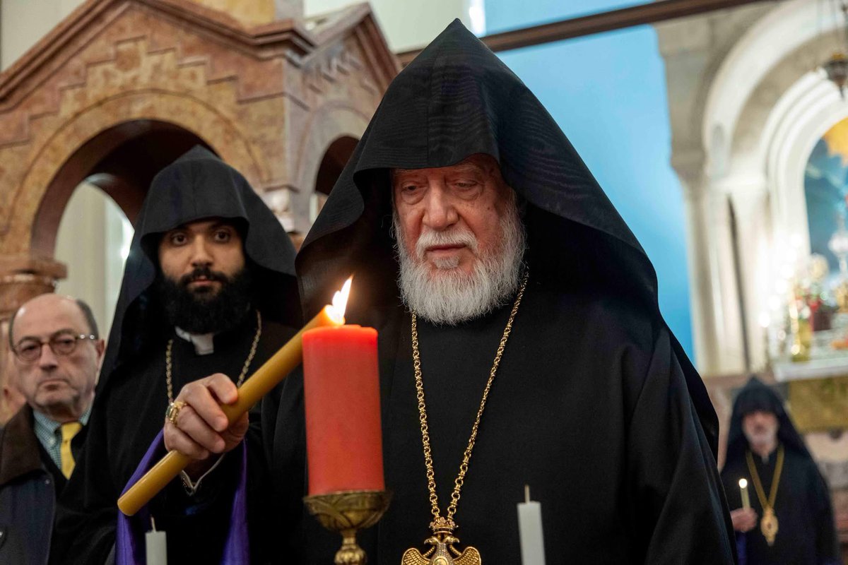 Քրիստոս ծնաւ եւ յայտնեցաւ.
Ձեզի մեզի մեծ աւետիս։
— — —
Christ is Born and Revealed!
Blessed is the Revelation of Christ.