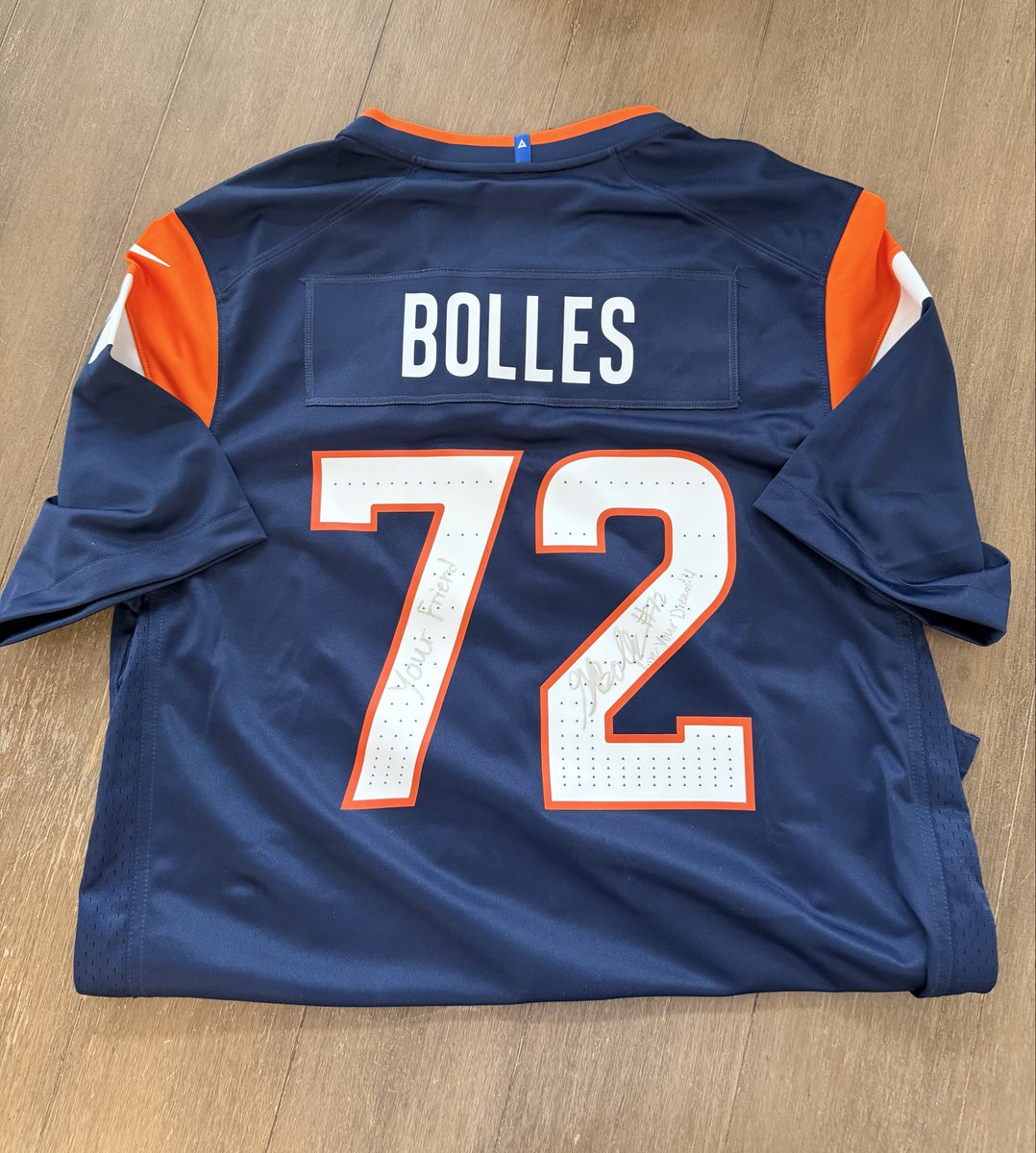 gbolles72's tweet image. Final day of voting for Walter Payton Man of the Year

To celebrate winning the division and the #1 seed, I am giving away one more signed jersey

Repost this and I'll pick a winner for this signed @Broncos jersey

Winning the WPMOY award would by my foundation’s Super Bowl!…