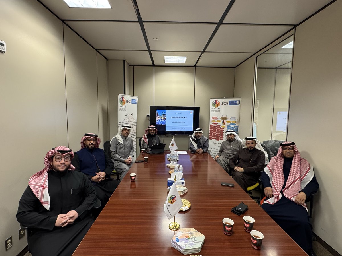 عقدت شعبة التطوير العقاري بالجمعية السعودية لعلوم العمران اجتماعها الأول، برئاسة المهندس بندر المعارك، حيث جرى خلال الاجتماع مناقشة الأفكار والمبادرات والأعمال التي تعتزم الشعبة تنفيذها خلال دورتها الحالية، بما يسهم في تحقيق أهدافها وتعزيز دورها المهني.