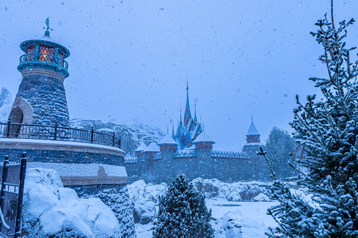 DisneylandParis's tweet image. L'hiver s'installe doucement dans la nuit ❄️ 🎶✨