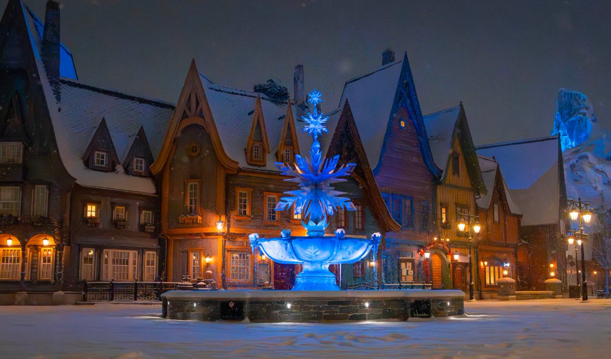 DisneylandParis's tweet image. L'hiver s'installe doucement dans la nuit ❄️ 🎶✨