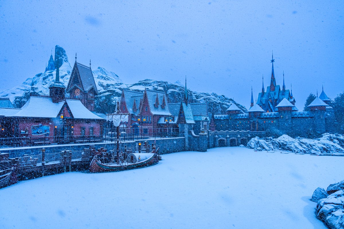 DisneylandParis's tweet image. L'hiver s'installe doucement dans la nuit ❄️ 🎶✨