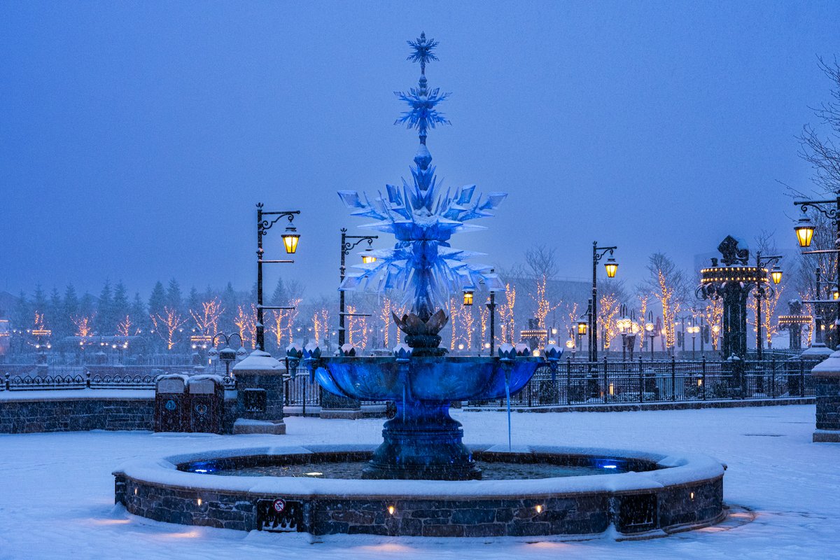 DisneylandParis's tweet image. L'hiver s'installe doucement dans la nuit ❄️ 🎶✨
