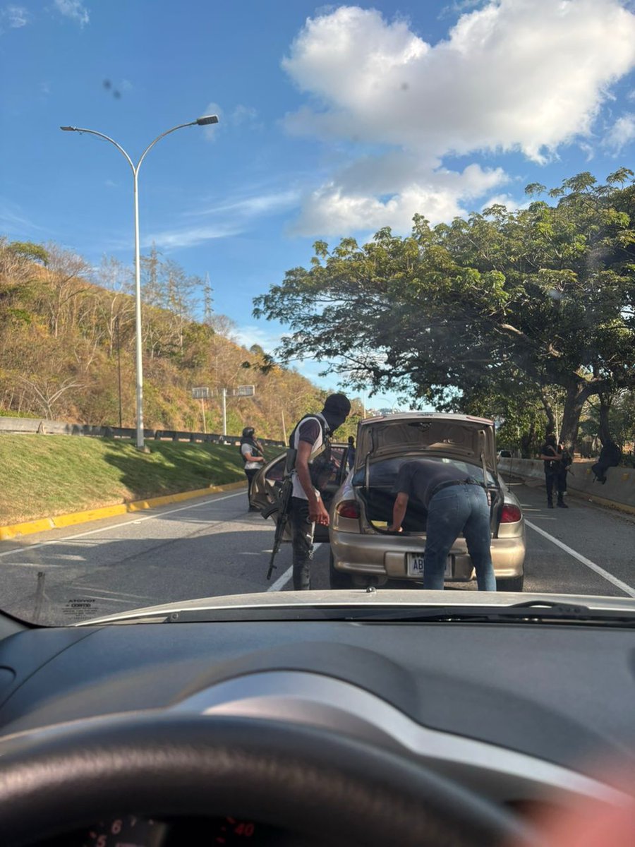 dlacalle's tweet photo. Para dar un ejemplo de cómo ha sido #Venezuela durante 26 años... cómo sigue siendo hoy y por qué es urgente el control de EEUU 

Aquí tienen vds una foto de hoy... de "colectivos" (bandas criminales financiadas por el gobierno para implementar políticas represivas gubernamentales extraoficiales), deteniendo a la gente en algunas de las principales avenidas de Caracas... 

Te paran, registran tu vehículo y te piden el móvil para ver si tienes algún mensaje "sedicioso"... No es recomendable negarse, porque te matan, y Dios no quiera que tengas algún material "sedicioso", como celebrar la salida de Maduro, o un WhatsApp de un familiar en el extranjero con una foto de lo que sucedió el sábado, o con deseos de un futuro mejor. 

Nuestros amigos y familiares en #Venezuela nos ruegan que dejemos de escribirles durante el día, cuando están las bandas por las calles... por si acaso.

#VenezuelaLibreYa
#MaduroDictador