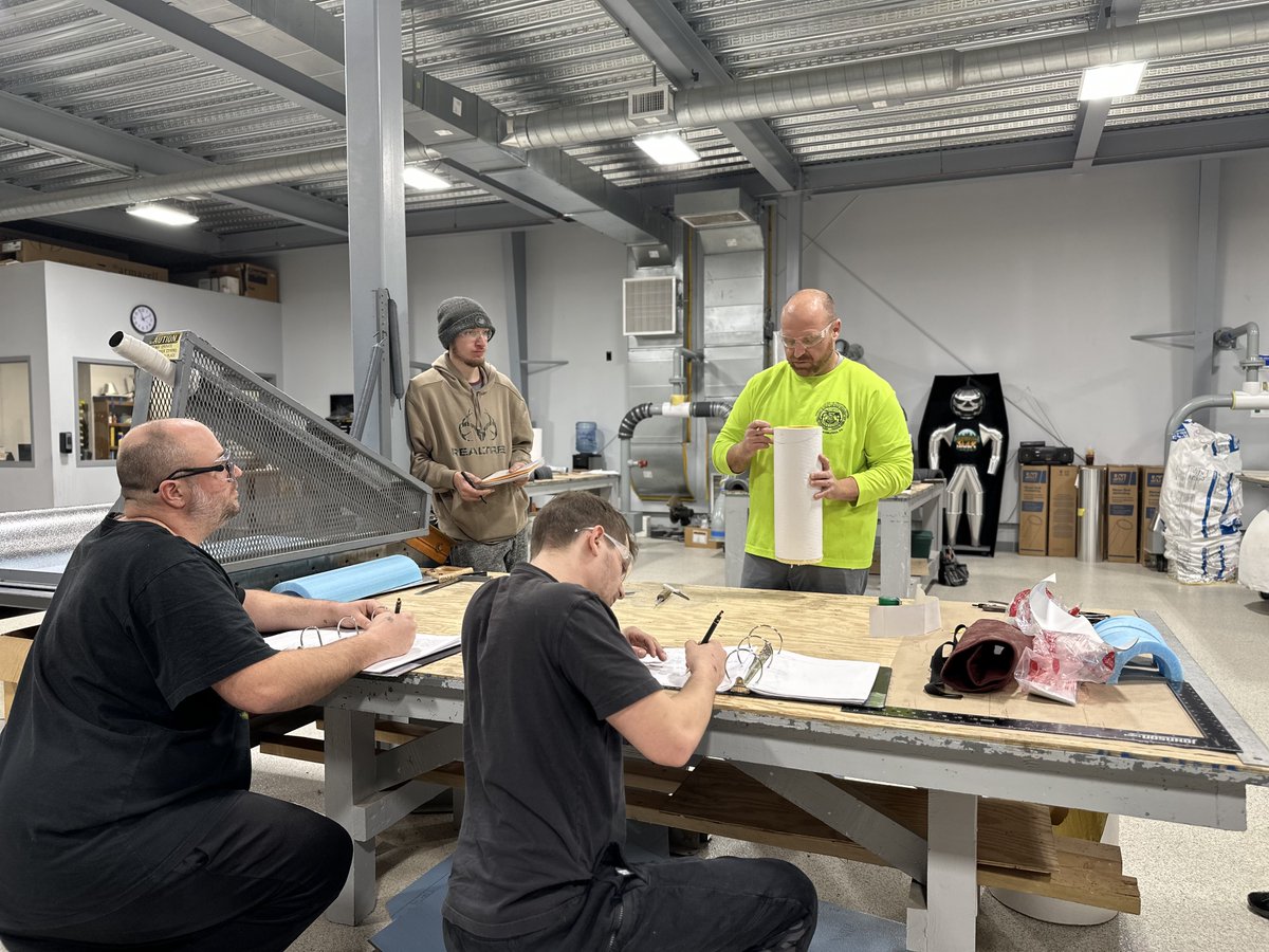 InsulatorsL's tweet photo. Looking for a fresh start in 2026? 

Choose a path that includes competitive wages, free training, and a retirement plan. Visit our website or comment for more information about our apprenticeship program. #ChooseUnion #Local2 #UnionProud #Insulators https://t.co/eCIbDgw8Dr