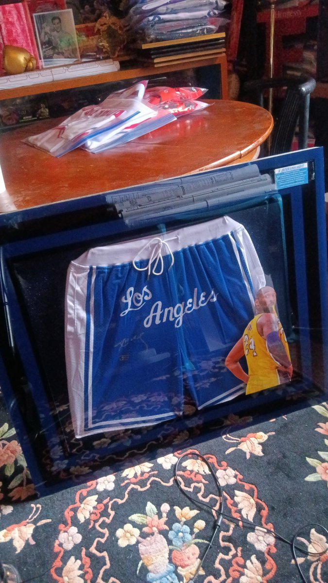 chefboymarkd's tweet photo. Framed Los Angeles shorts signed by the legend himself, Kobe Bryant π
βοΈ Witnessed autograph
βοΈ Authentication Direct COA + matching hologram
βοΈ Clean display piece, great condition
FOR SALE
#KobeBryant #MambaMentality #NBACollectibles #SportsMemorabilia #KobeAuto https://t.co/qgkQ8yOLsA