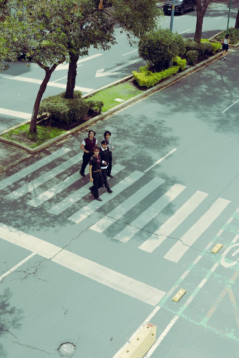 Kermoso ✨nos vemos en MARZO junto Royel Otis n la bella cdmx 🐇 quien vaaa AHHHHHH???
#
grax a los royel , ocesa y al tim x invitarnos 
.
puro mt 🥲