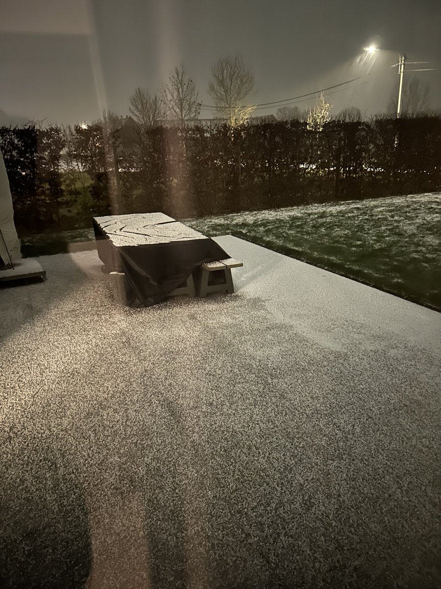 bjorn1981's tweet photo. Een bliksemschicht en dan een portie hagel. Het leven/weer zoals het is in #wevelgem https://t.co/7rgpufqo2Z