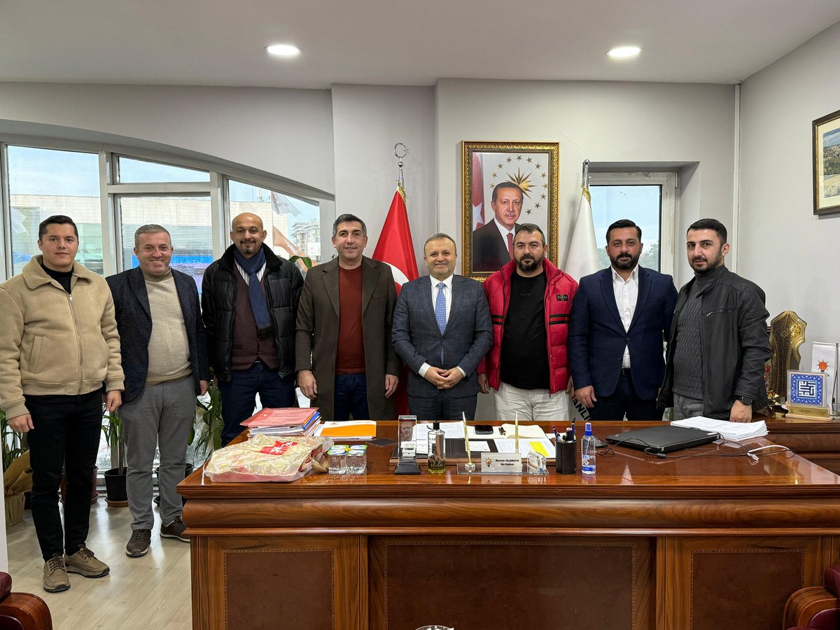 DevrekaniFed's tweet photo. Devrekani Dernekler Federasyonu Başkanı Mehmet Kaymakcı, Hasan Osmanoğlu ile yönetim kurulu üyeleri Nejat Acar, Cihan Köprülüoğlu ve Yaşar Korkmaz, DEV-FED Yönetim Kurulu Üyesi ve AK Parti Zeytinburnu Yönetim Kurulu Üyesi olan Eren Azizoğlu’nu ilçe nöbeti gününde ziyaret etti. https://t.co/A8xj7skdBO
