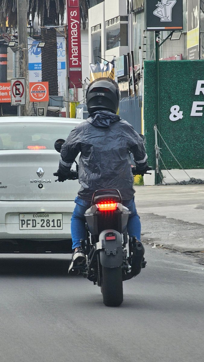 javoec's tweet photo. Buen 2026 @AMT_Quito @movilidadquito_ @ObrasQuito @washo2627 @pabelml
Los #SinPlacasEc y la #InvasionCicloviaUIO en la Carrión porque ni bolardos existen para iniciar el año 🙂🙃 https://t.co/C4k672G6dK