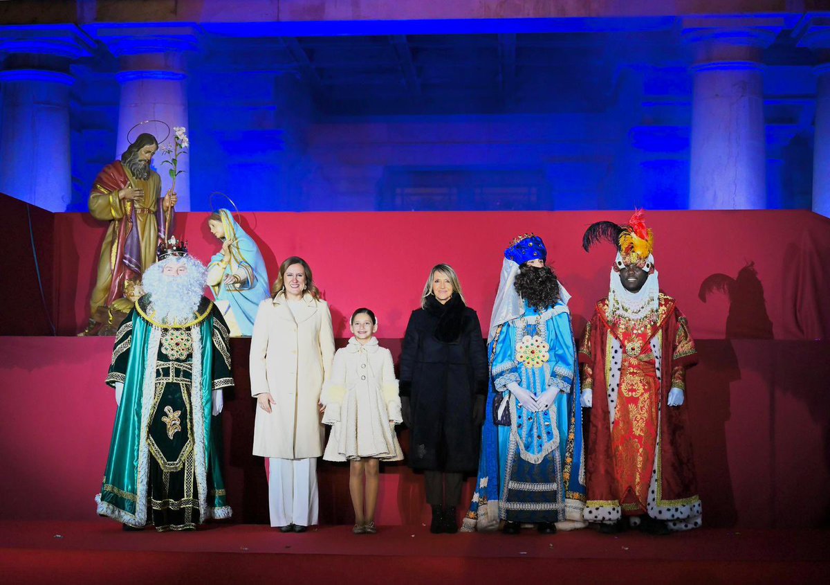 mjosecatala's tweet photo. Valencia da la bienvenida a los Reyes Magos de Oriente con una cabalgata inolvidable.

Así nos preparamos para una noche llena de ilusión, nervios y magia. 

¡A dormir pronto, que sus majestades ya están en nuestra ciudad! ✨

#CabalgataVLC #NadalVLC https://t.co/3g8RdqNC22