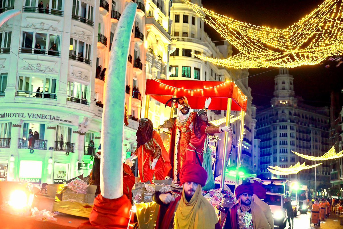 Valencia da la bienvenida a los Reyes Magos de Oriente con una cabalgata inolvidable.

Así nos preparamos para una noche llena de ilusión, nervios y magia. 

¡A dormir pronto, que sus majestades ya están en nuestra ciudad! ✨

#CabalgataVLC #NadalVLC