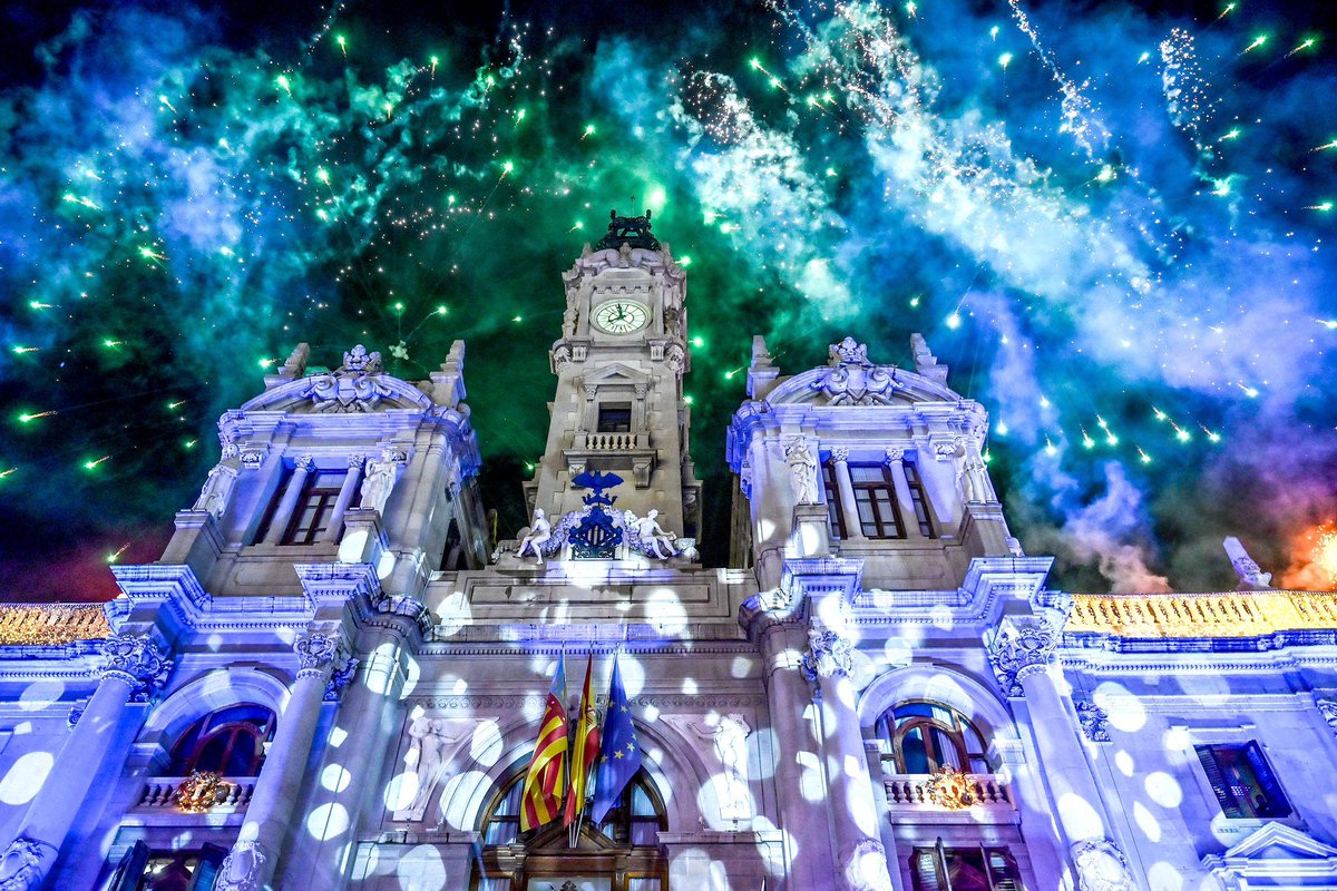 mjosecatala's tweet photo. Valencia da la bienvenida a los Reyes Magos de Oriente con una cabalgata inolvidable.

Así nos preparamos para una noche llena de ilusión, nervios y magia. 

¡A dormir pronto, que sus majestades ya están en nuestra ciudad! ✨

#CabalgataVLC #NadalVLC https://t.co/3g8RdqNC22